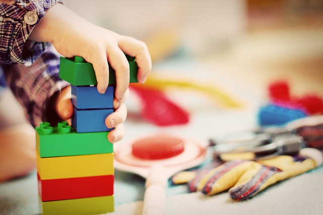 Barn som leker med Duplo
