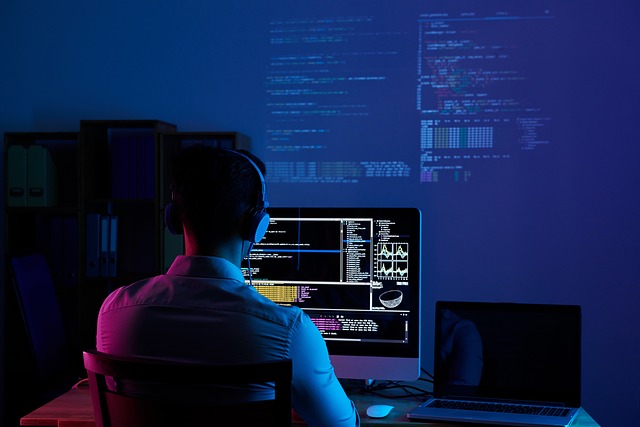 Systemutvecklare programmerar i mörkt rum